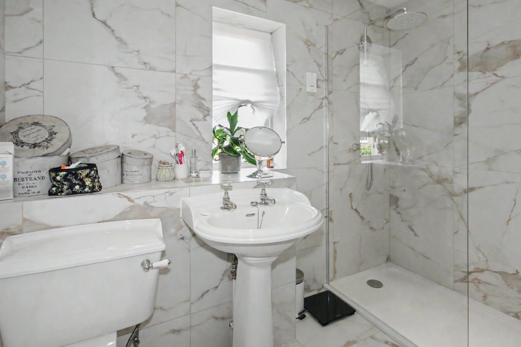Additional image 6 of 3 bed detached house to rentBrisson Close, West End, Esher KT10