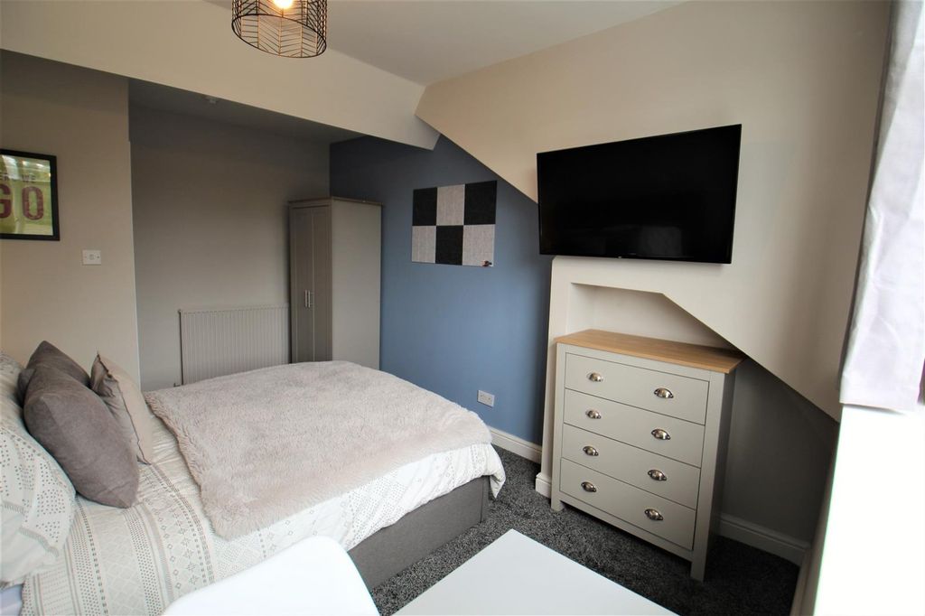 Additional image 11 of 5 bed flat to rentCliff Road, Woodhouse, Leeds, West Yorkshire LS6