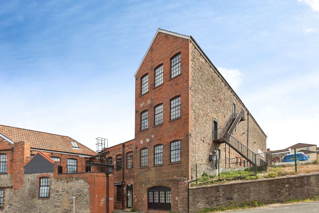 2 bed flat to rentKingsgate House, Kingswood, Bristol BS15