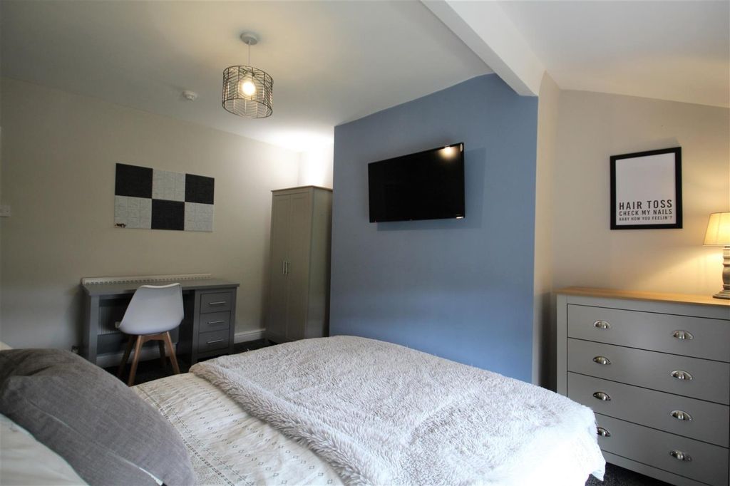 Additional image 8 of 5 bed flat to rentCliff Road, Woodhouse, Leeds, West Yorkshire LS6