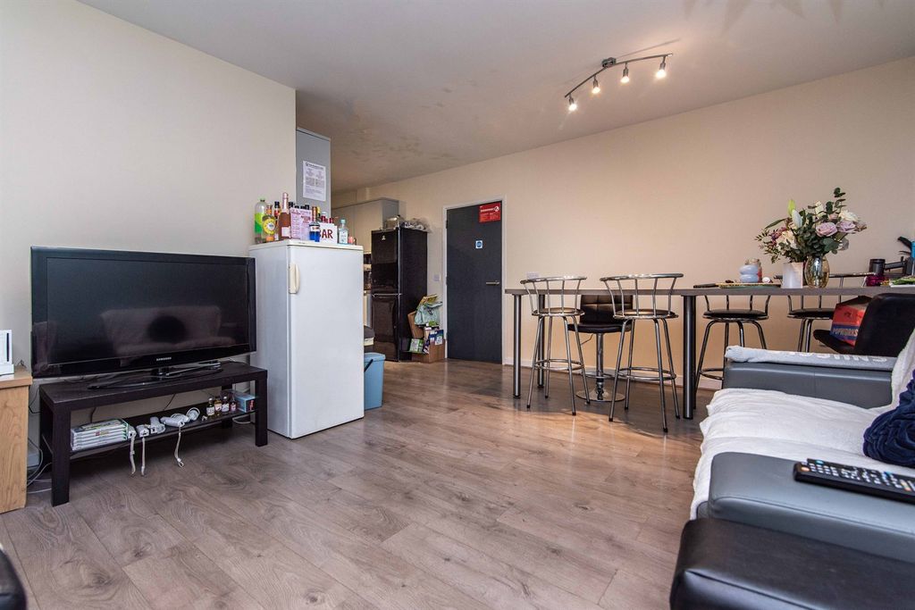 5 bed shared accommodation to rentEquitable House, South Parade NG1 photo 3