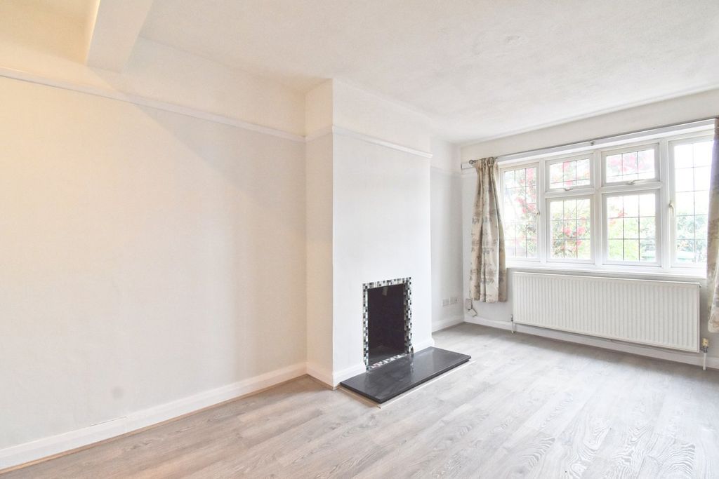 Additional image 4 of 4 bed semi-detached house to rentMolesey Road, Walton-On-Thames KT12