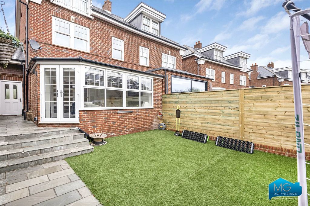 Additional image 5 of 4 bed semi-detached house to rentBunns Lane, Mill Hill, London NW7