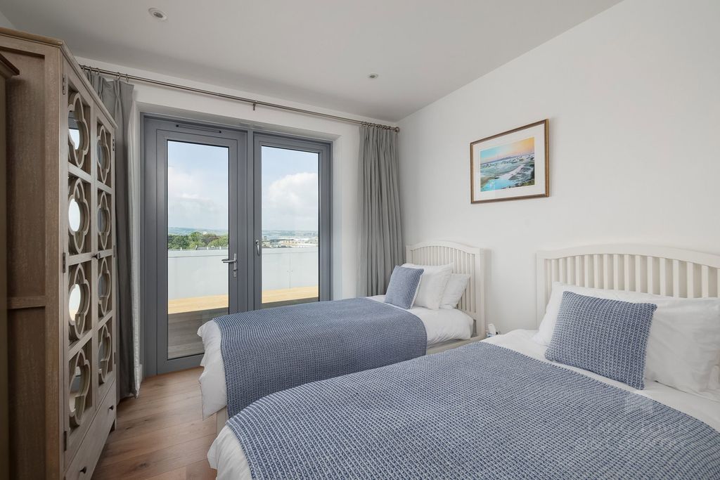 Additional image 14 of 3 bed penthouse for saleLeeward House, Discovery Road, Plymouth PL1