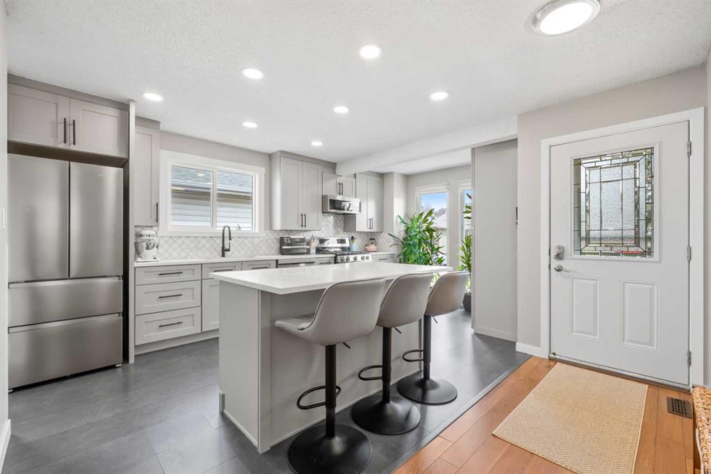 Additional image 4 of 11 Deersaxon Circle SE, Calgary, AB, T2J 6V8