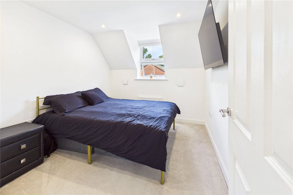 Additional image 5 of 2 bed flat to rentHutton Close, Newbury, Berkshire RG14