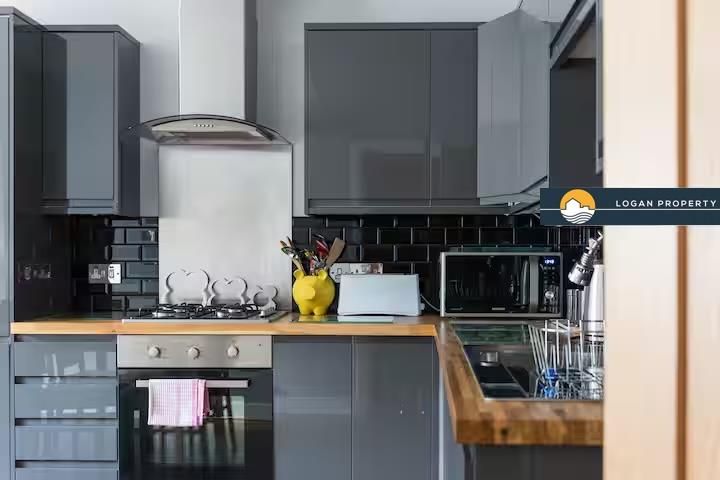 2 bed flat to rentCanongate, Edinburgh EH8
