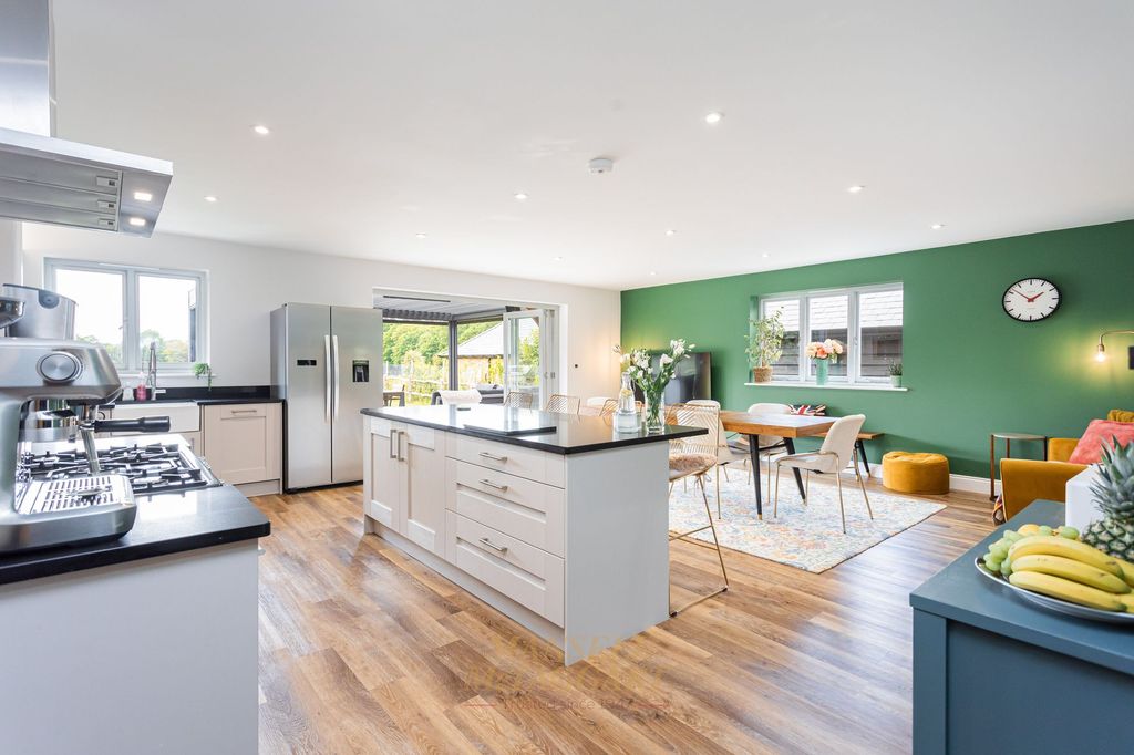 4 bed detached house to rentRowplatt Lane, Pixie Wood Farm RH19 photo 3