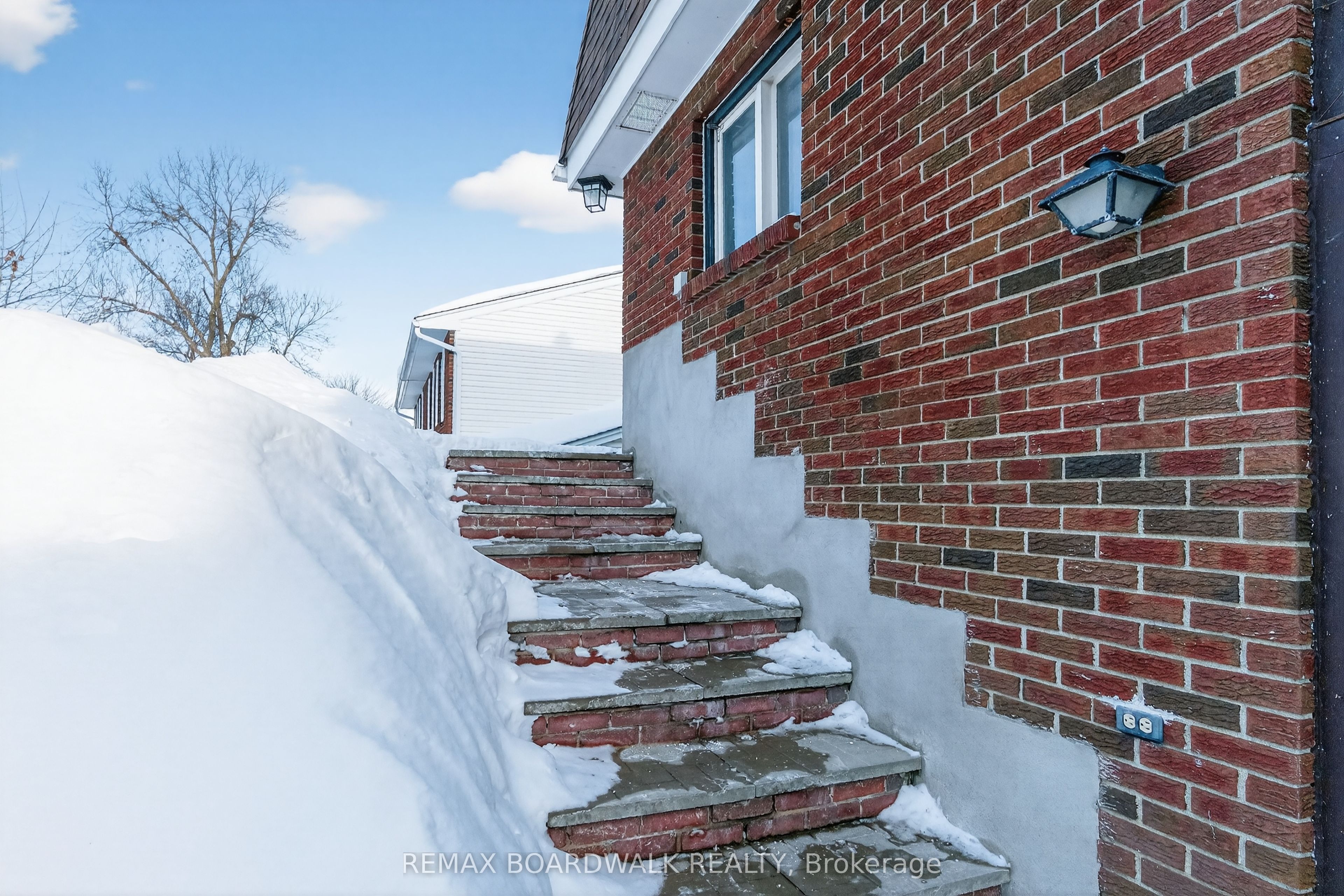 Additional image 4 of 8 Oberon Street, Ottawa, ON, K2H 7X7