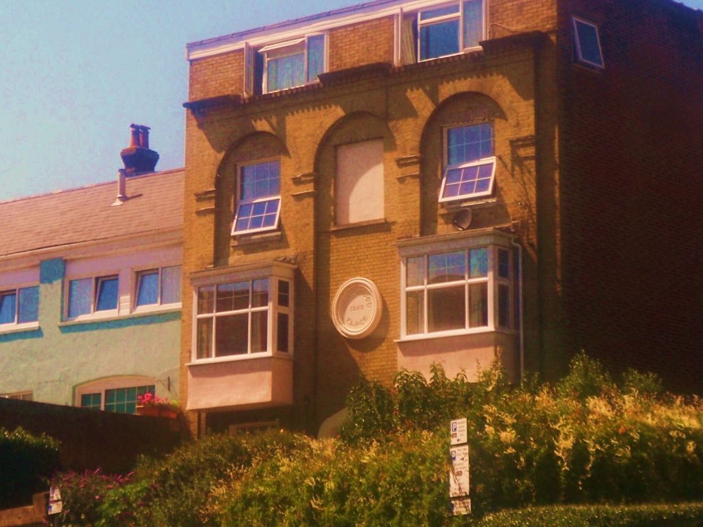 2 bed flat to rentTerminus Road, Cowes PO31