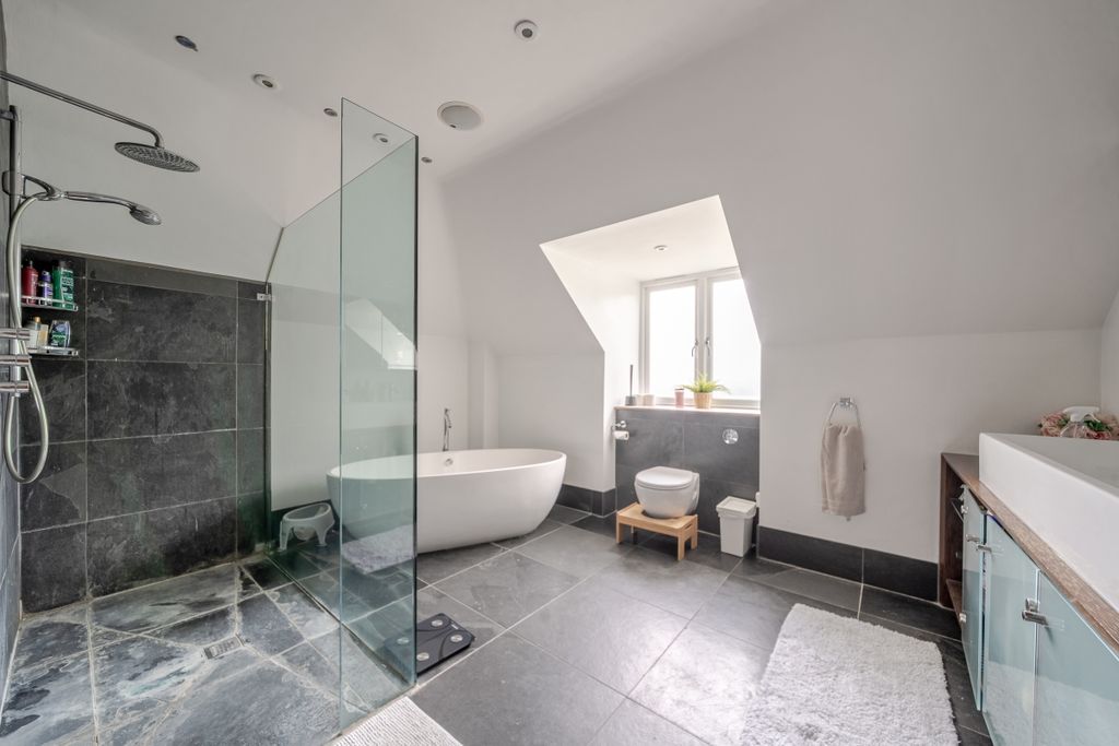 Additional image 10 of 6 bed detached house to rentPenn Road, Knotty Green, Beaconsfield HP9