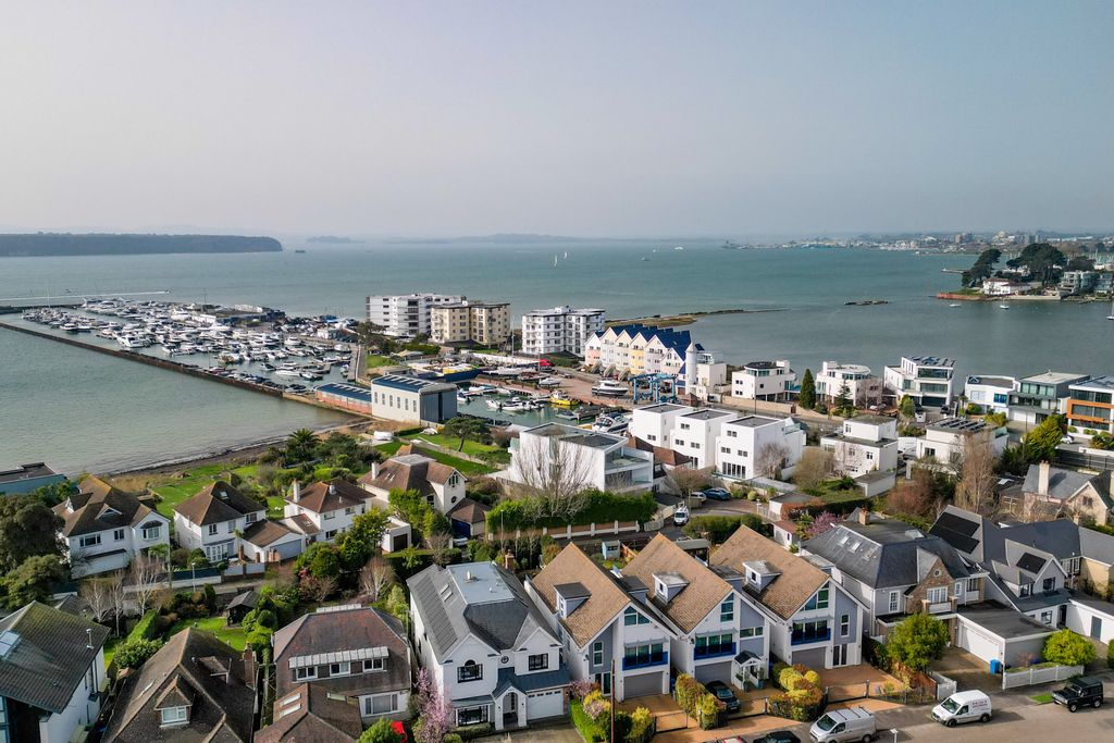 Additional image 2 of 4 bed detached house to rent302 Sandbanks Road, Lilliput, Poole BH14