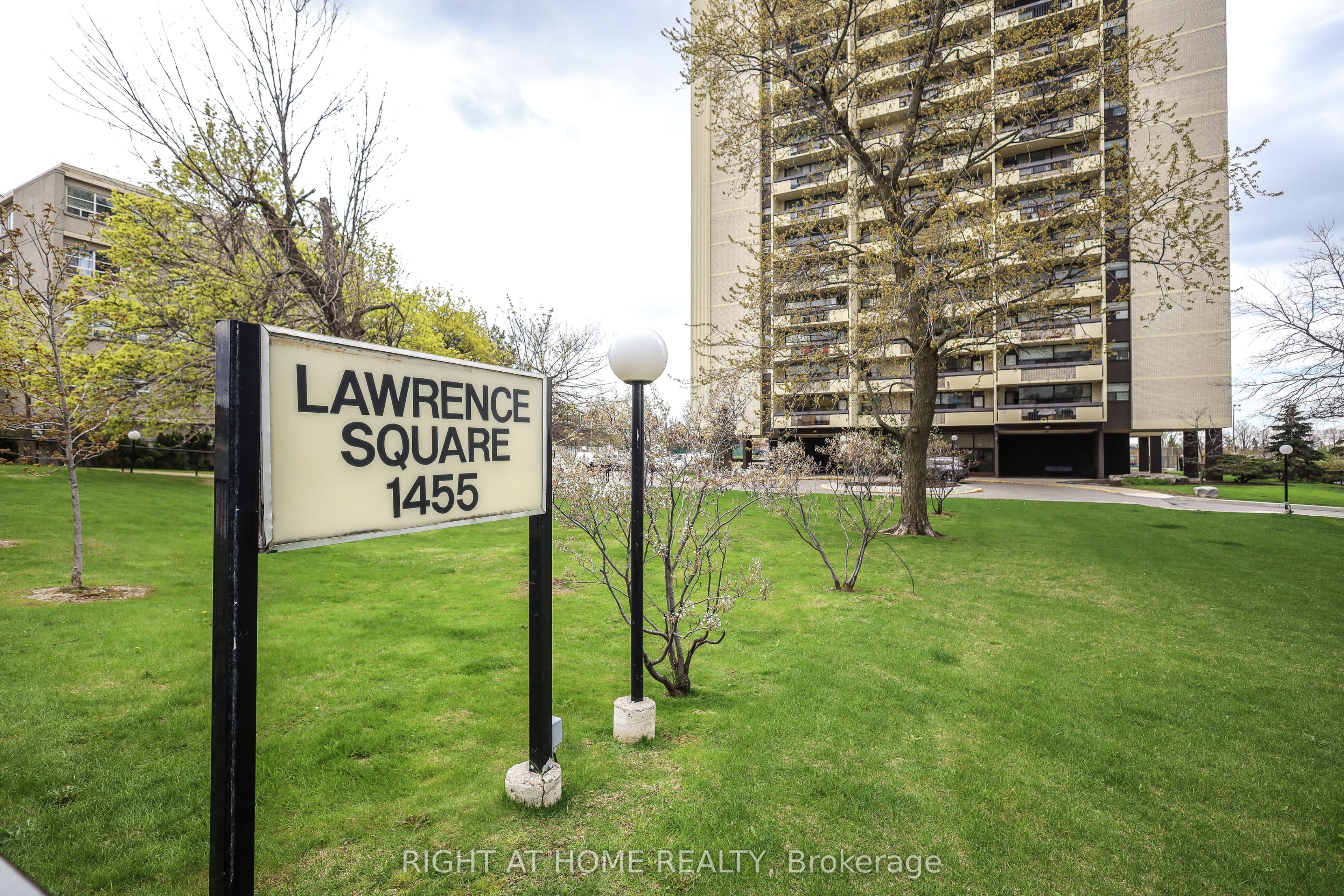 207-1455 Lawrence Avenue W, Toronto, ON, M6L 1B1