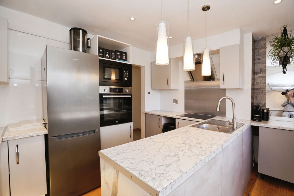 Additional image 5 of 4 bed semi-detached house for saleBeechwood Court, Dunstable LU6