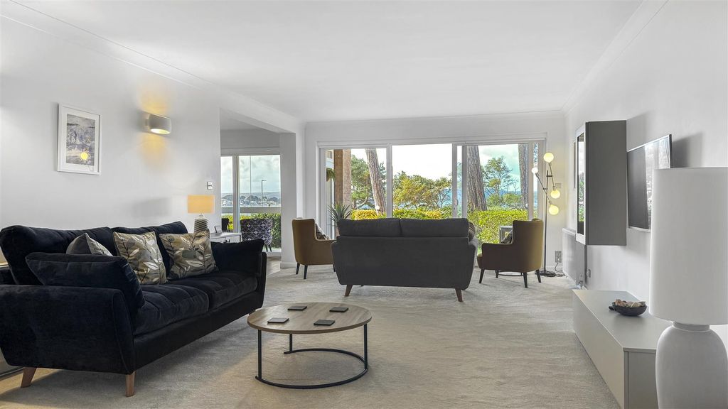 2 bed flat to rentSandbanks Road, Evening Hill BH14