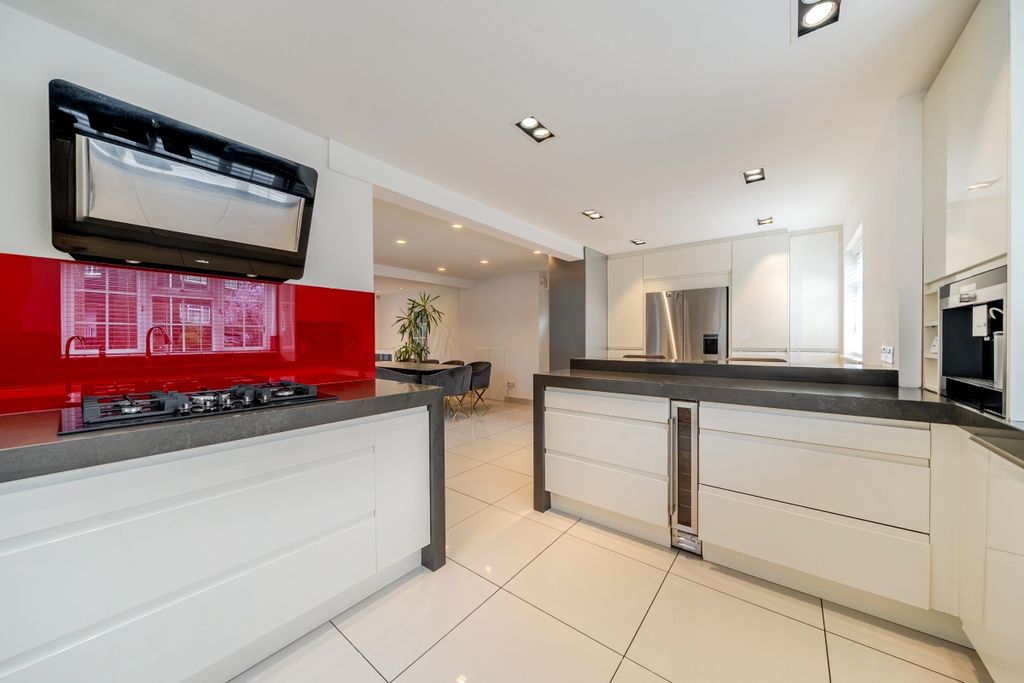 Additional image 3 of 5 bed detached house to rentDrummond Close, Haywards Heath RH16