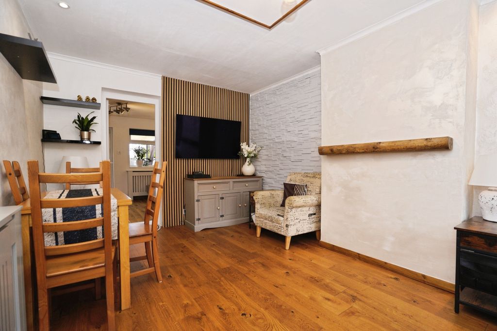 Additional image 2 of 4 bed semi-detached house for saleBeechwood Court, Dunstable LU6