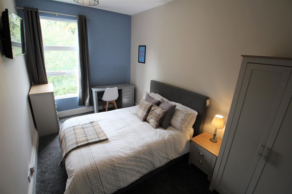 Additional image 10 of 5 bed flat to rentCliff Road, Woodhouse, Leeds, West Yorkshire LS6