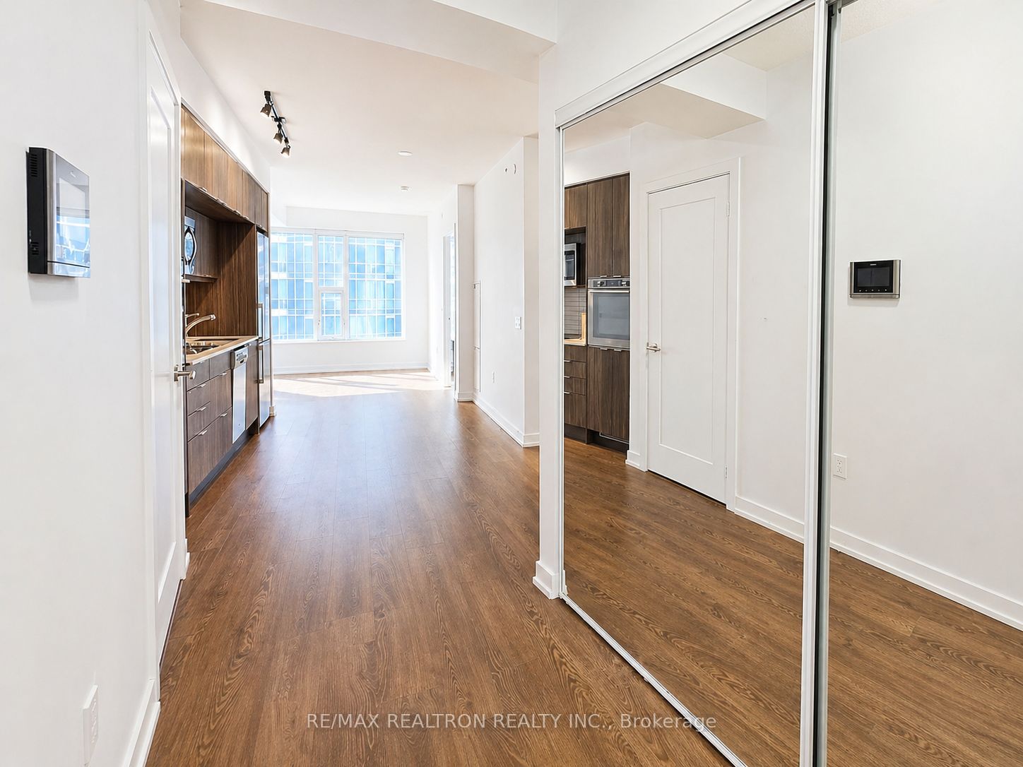 Additional image 5 of 2107-10 York Street, Toronto, ON, M5J 2Z2