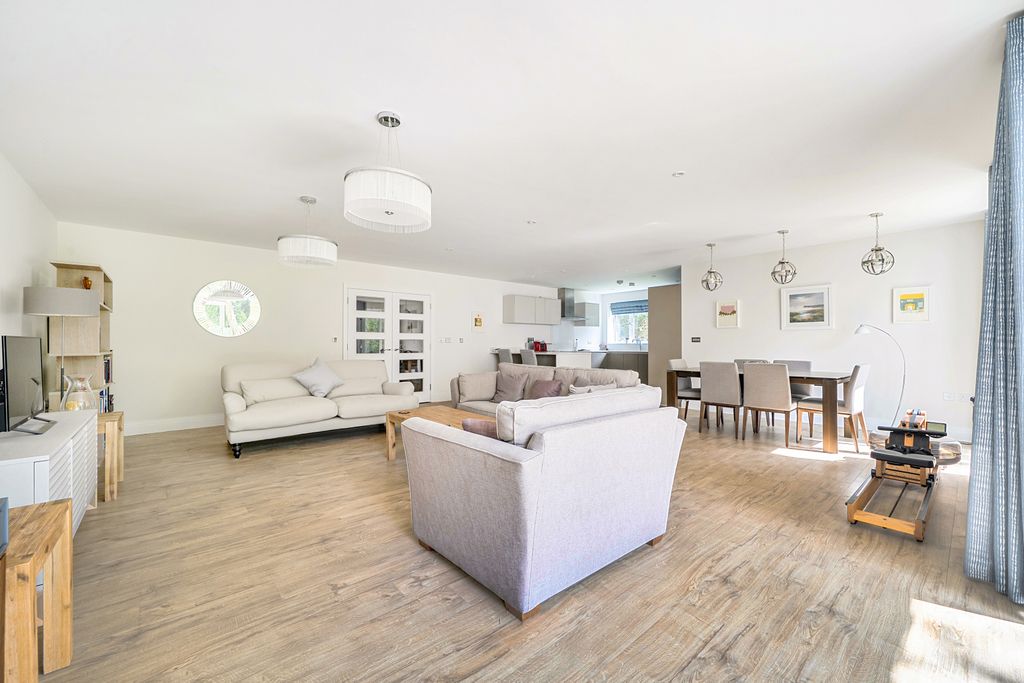 Additional image 10 of 3 bed flat for saleSouth Park Crescent, Gerrards Cross, Buckinghamshire SL9