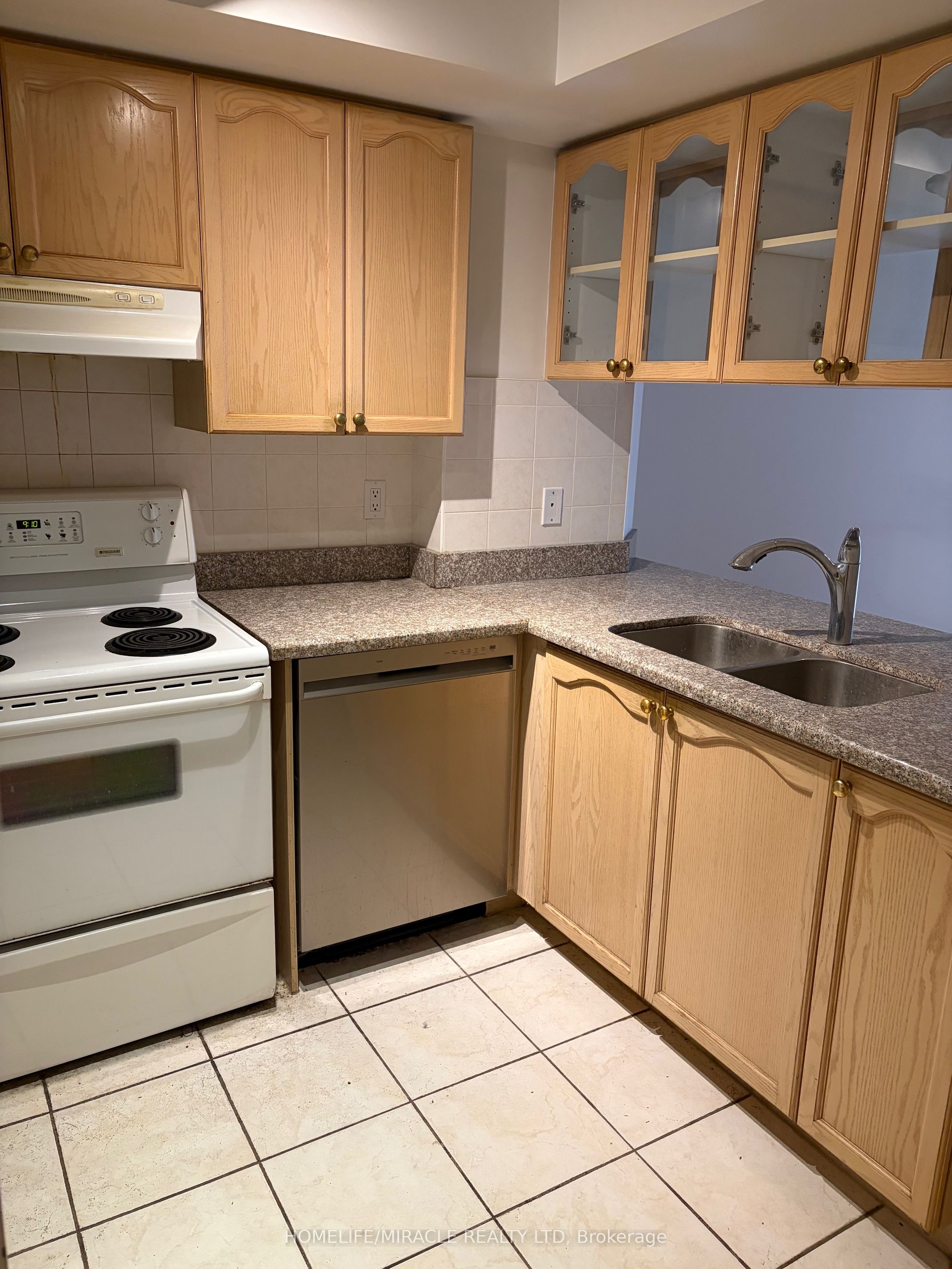 Additional image 2 of 504-909 Bay Street N, Toronto, ON, M5S 3G2