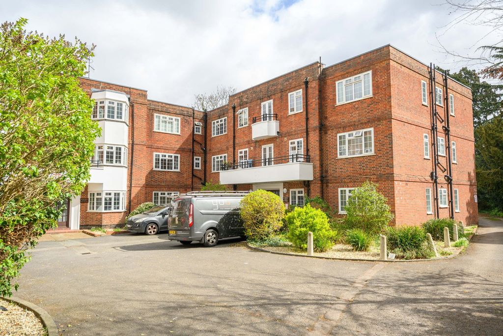 2 bed flat for saleChurch Street, Walton-On-Thames KT12