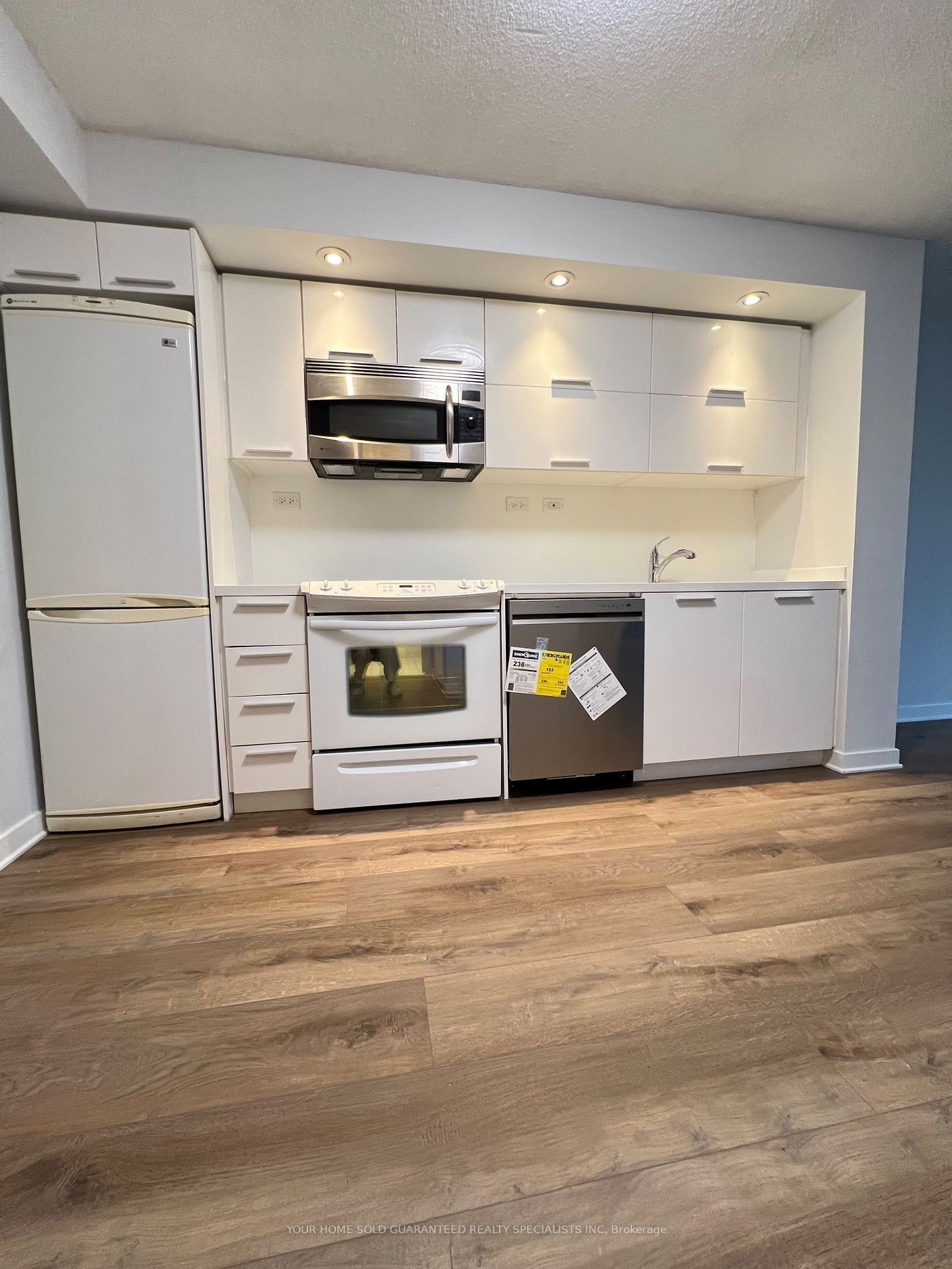 Additional image 3 of 1901-25 Capreol Court, Toronto, ON, M5V 3Z7