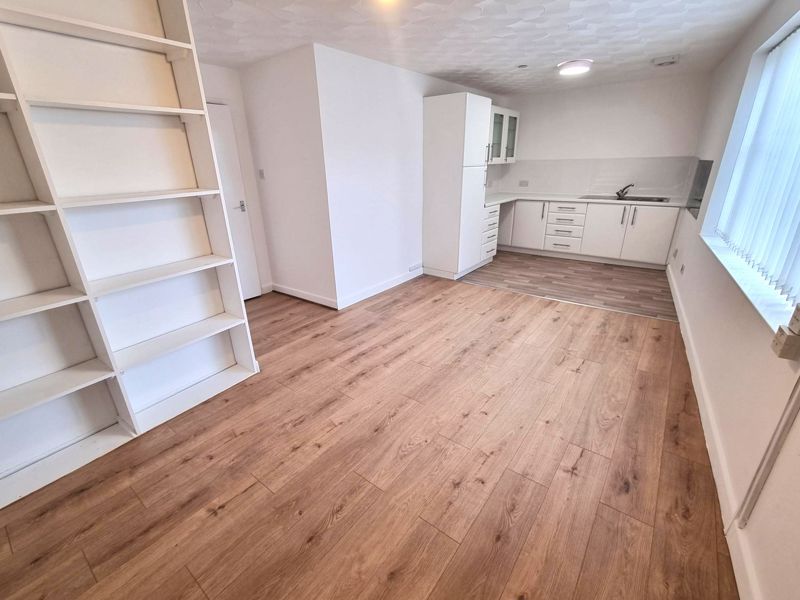 3 bed flat to rentEast Avenue, Caerphilly CF83