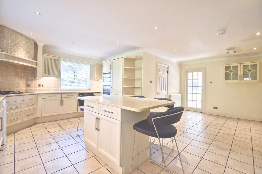 Additional image 5 of 5 bed detached house to rentBeech Close, Cobham KT11