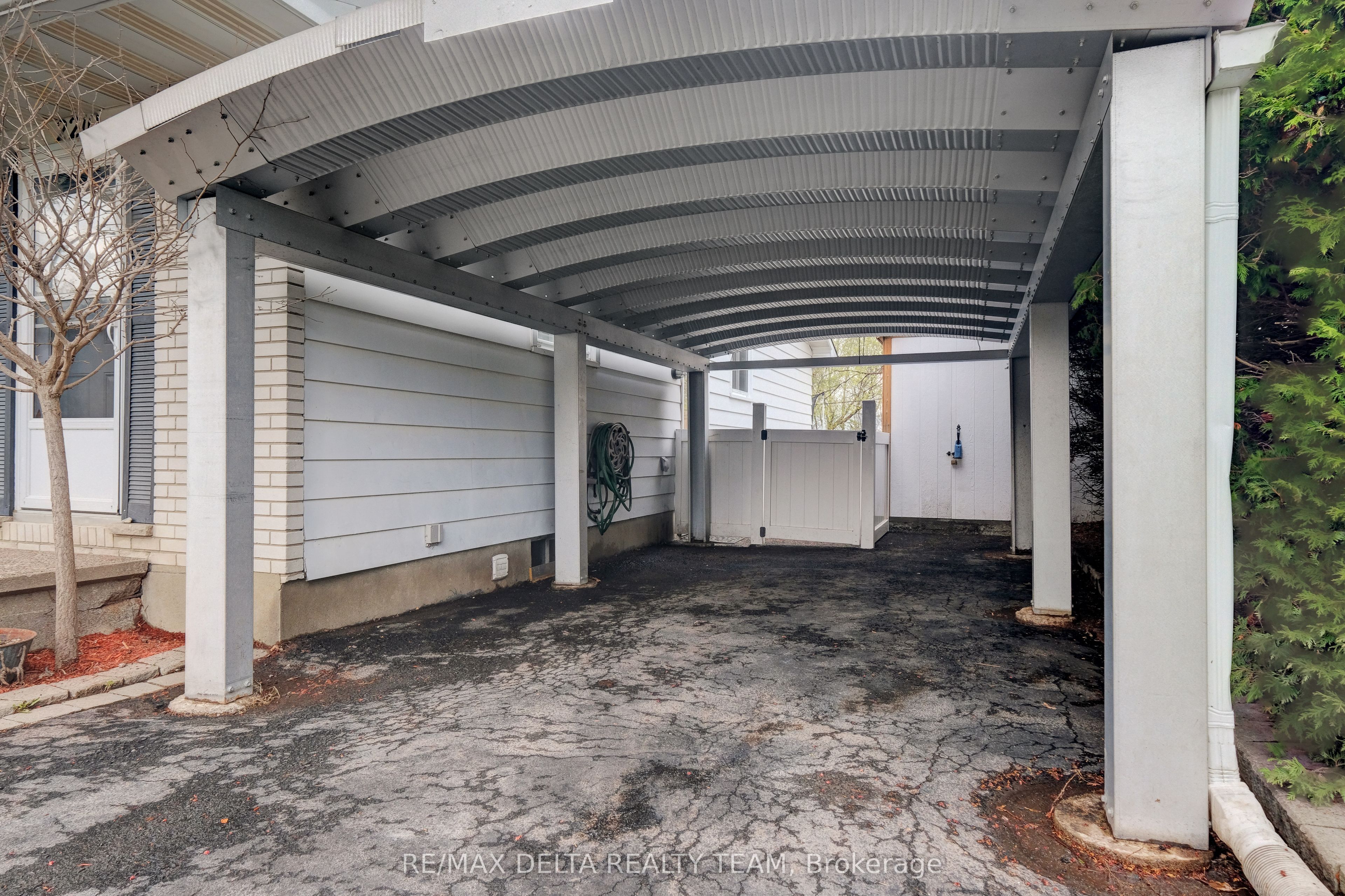 Additional image 3 of 2210 Bickerton Avenue, Ottawa, ON, K1J 6Y3