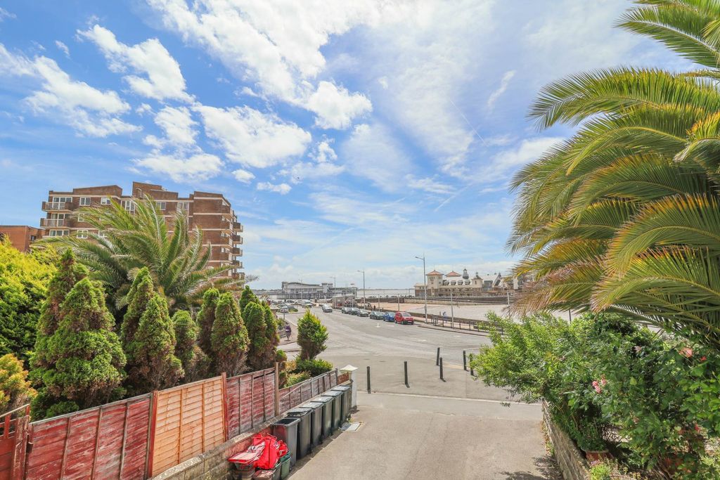 2 bed flat for saleManilla Crescent, Weston-Super-Mare BS23 photo 2