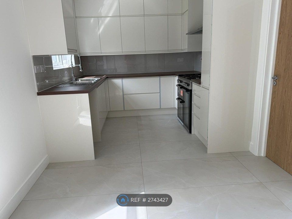 Additional image 6 of 7 bed end terrace house to rentInglehurst Gardens, Ilford IG4