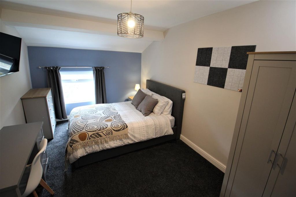 Additional image 7 of 4 bed flat to rentCliff Road, Woodhouse, Leeds, West Yorkshire LS6