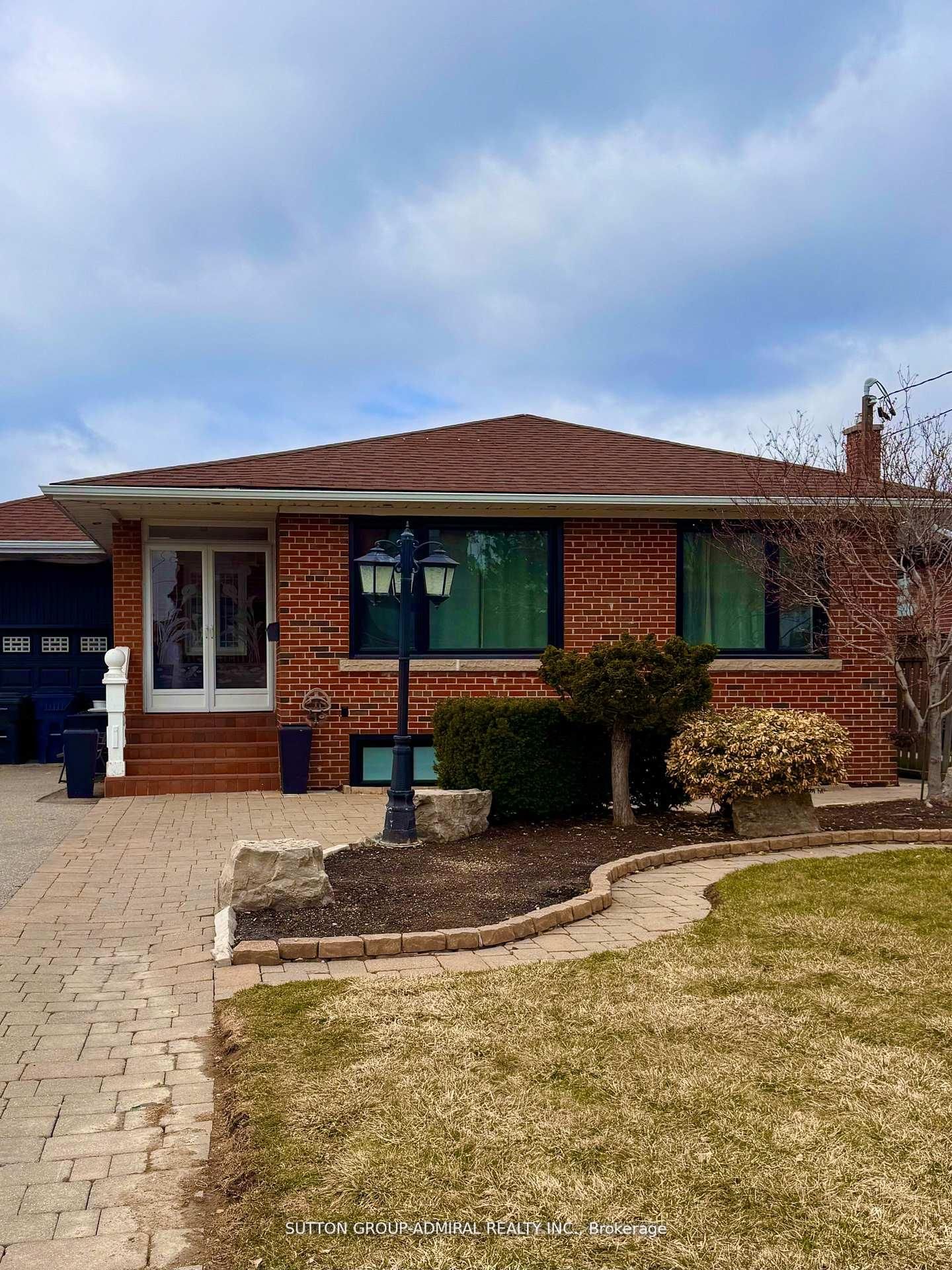 Lower-6 Frankfort Avenue, Toronto, ON, M6L 2Y2