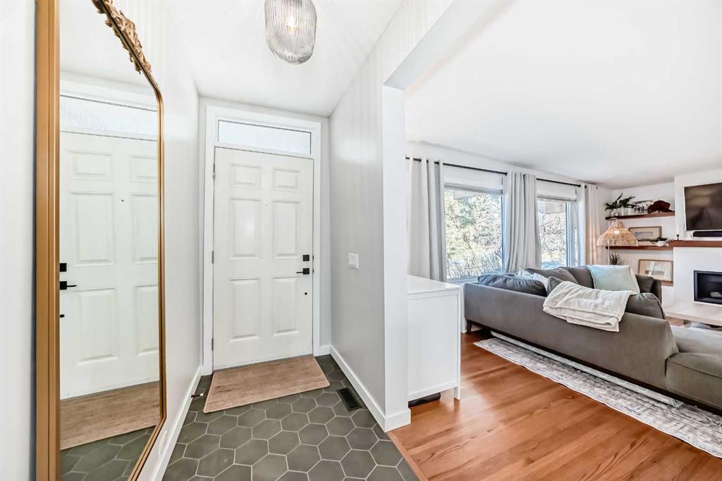 Additional image 4 of 984 Canaveral Crescent SW, Calgary, AB, T2W 1N5