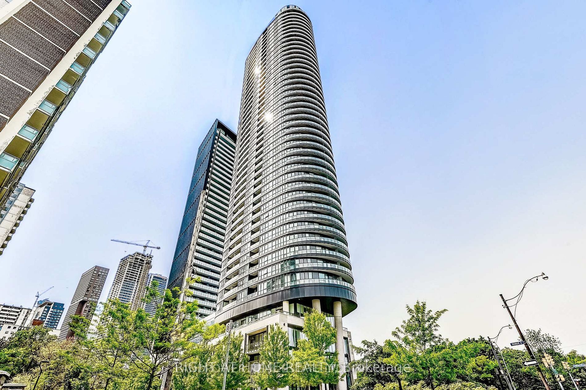 2416-585 Bloor Street E, Toronto, ON, M4W 0B3