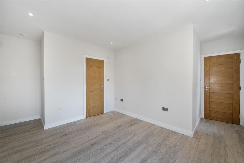 Additional image 7 of 2 bed flat to rentGunnersbury Avenue, London W5