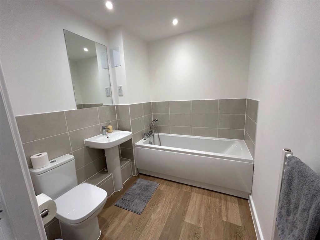 Additional image 7 of 2 bed flat to rentLeaping Birds Rise, Walton-On-Thames, Surrey KT12