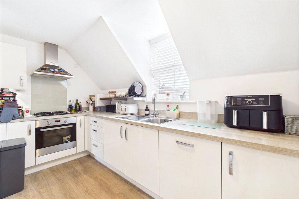 Additional image 11 of 2 bed flat to rentHutton Close, Newbury, Berkshire RG14