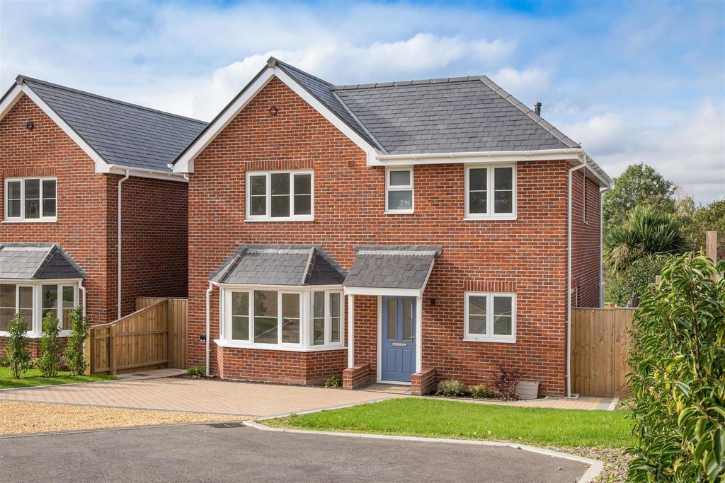 4 bed detached house to rentNettlestone Village, Isle Of Wight PO34