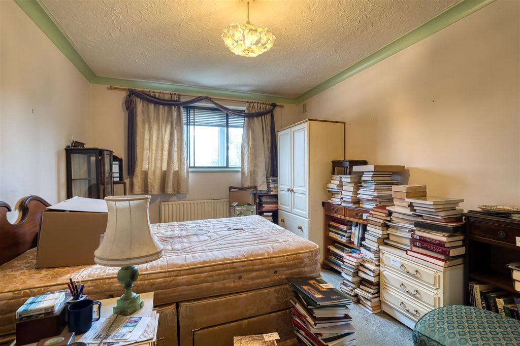 Additional image 4 of 2 bed flat for saleQueen Street, Gillingham SP8