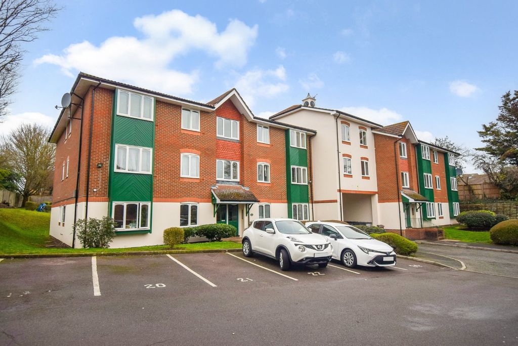 2 bed flat for saleMissenden Gardens, Burnham, Buckinghamshire SL1