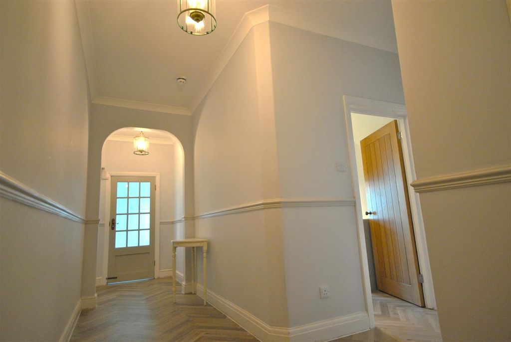 Additional image 6 of 2 bed flat to rentThe Esplanade, Tenby SA70