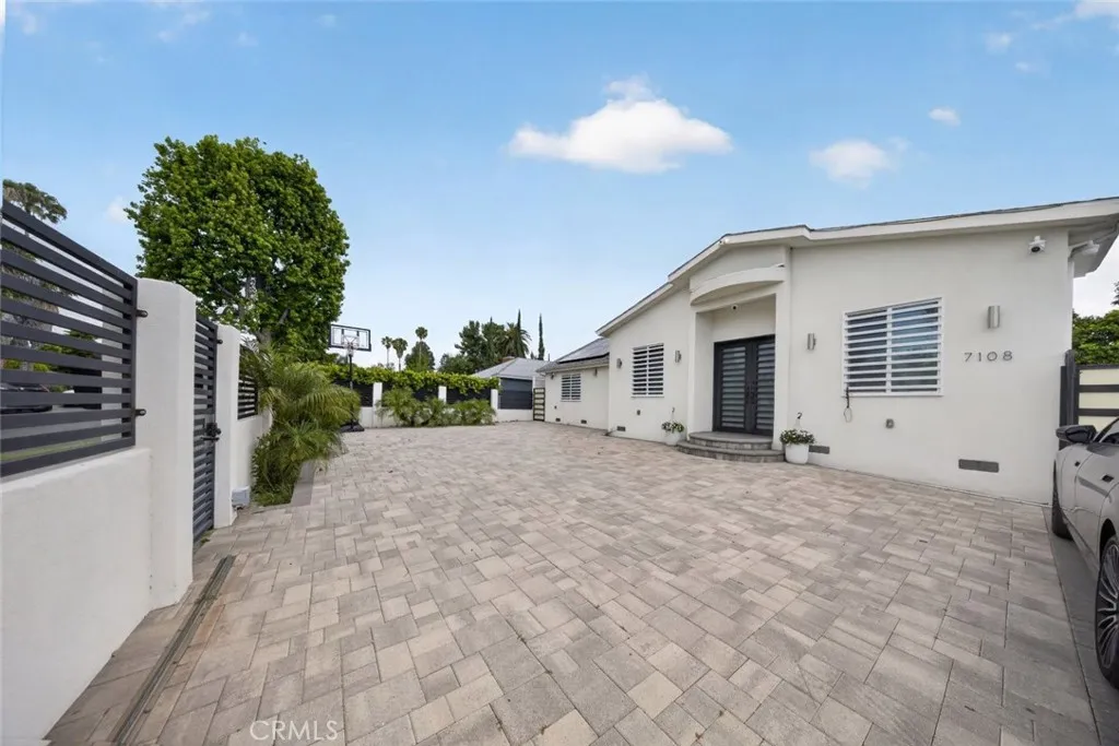7108 Colbath Ave, Van Nuys, CA 91405 photo 4