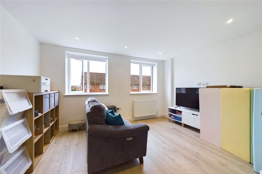 Additional image 5 of 3 bed town house to rentTurnpike Road, Newbury, Berkshire RG14