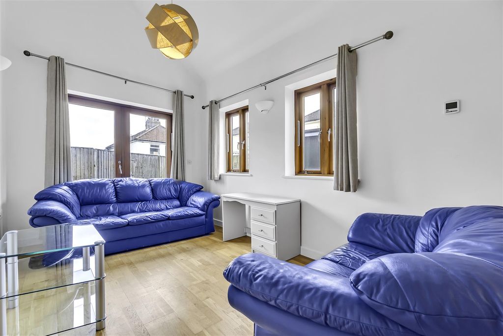 Additional image 4 of 5 bed property to rentSouthmead Road, Westbury-On-Trym, Bristol BS10