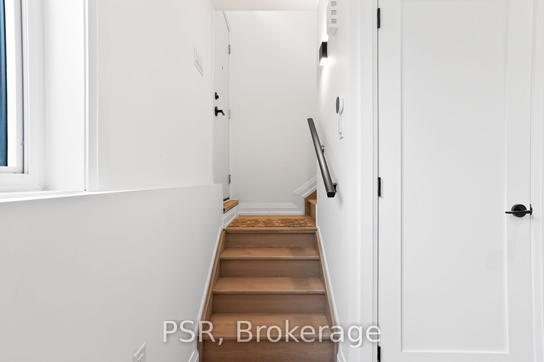 Additional image 4 of E-218 Aileen Avenue, Toronto, ON, M6M 1G4