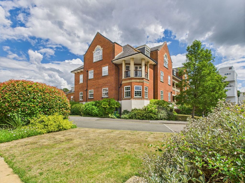 2 bed flat for salePotters Place, Horsham, West Sussex. RH12