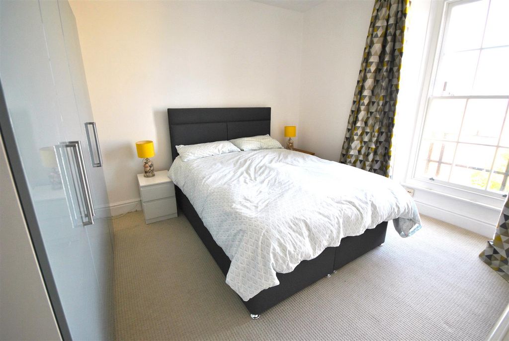 Additional image 5 of 2 bed flat to rentThe Esplanade, Tenby SA70