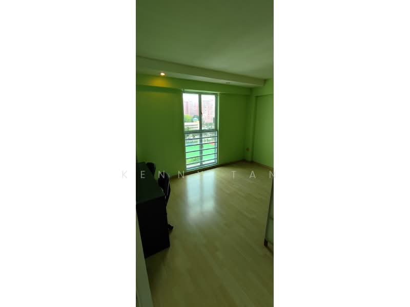102 Henderson Crescent photo 5